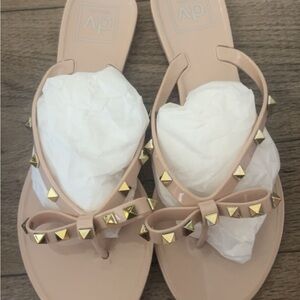 Dolce Vita Studded Bow Sandals: size 8